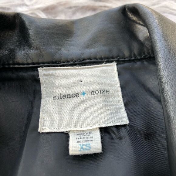 🚨 UO Silence + Noise Vegan Leather Moto Vest - Picture 4 of 10